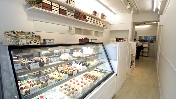 デザイン事例：　パティスリーヤマムロ様　店舗デザイン事例紹介｜　シームプランニング