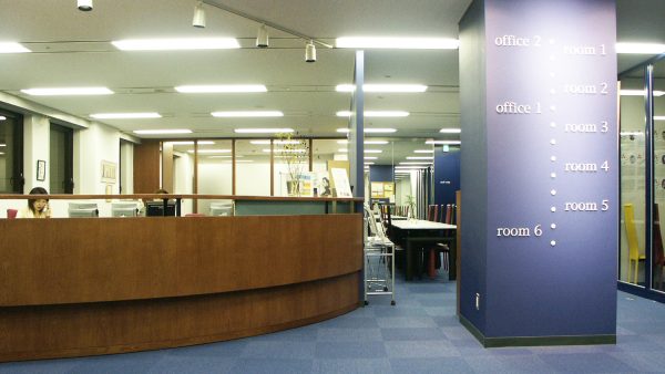 デザイン事例：　ＴＯＫＹＯ　ＶＩＣ　ＡＣＡＤＥＭＹ様　オフィスデザイン事例紹介　｜　シームプランニング